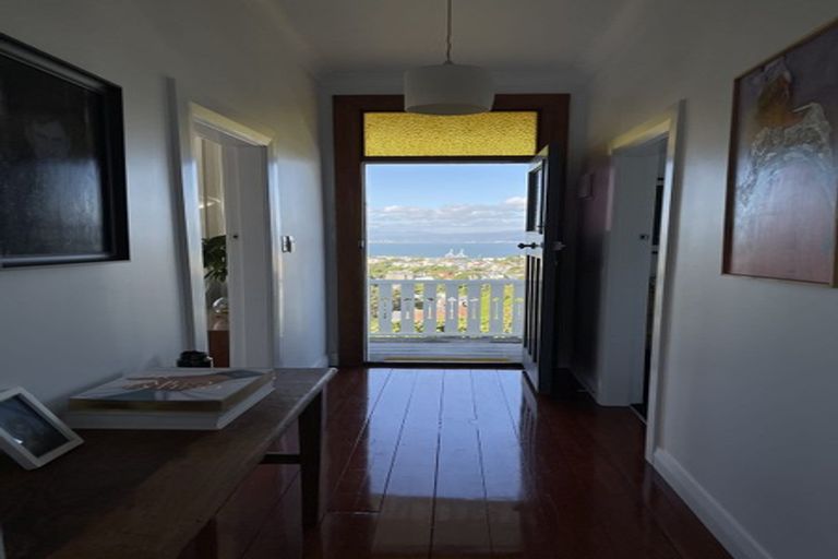 Photo of property in 82 Moana Road, Kelburn, Wellington, 6012