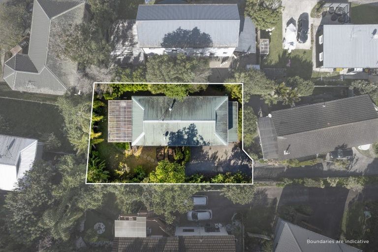 Photo of property in 2/8 Tallington Crescent, Torbay, Auckland, 0630