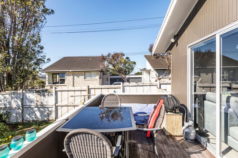 Photo of property in 2/309 Wairau Road, Totara Vale, Auckland, 0627