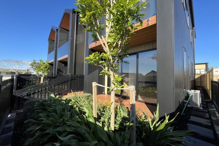 Photo of property in 27 Dawnhaven Drive, Te Atatu Peninsula, Auckland, 0610