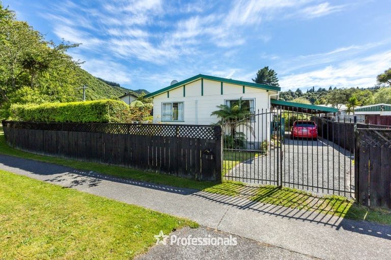 Photo of property in 1 Gemstone Drive, Birchville, Upper Hutt, 5018