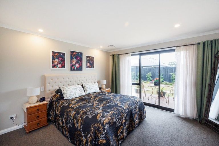 Photo of property in 71 Johnstone Drive, Fitzherbert, Palmerston North, 4410