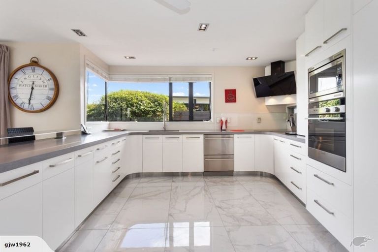 Photo of property in 9 Inverness Lane, Redcliffs, Christchurch, 8081