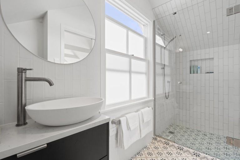 Photo of property in 8 Rutland Road, Stanley Point, Auckland, 0624