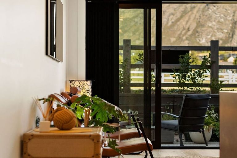 Photo of property in 33 Ryan Loop, Jacks Point, 9371