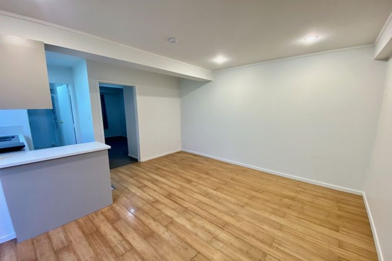 Photo of property in 60 Easton Park Parade, Glenfield, Auckland, 0629