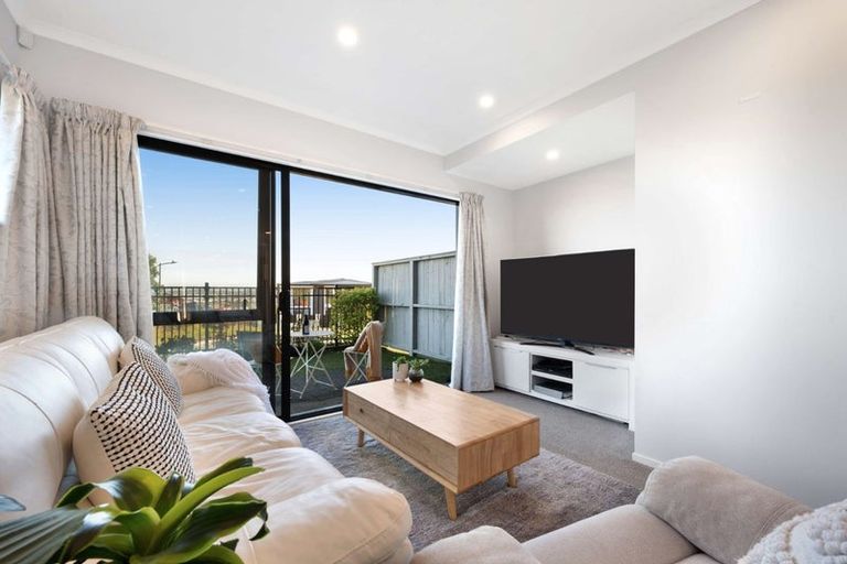 Photo of property in 13 Maureen Close, East Tamaki Heights, Auckland, 2016