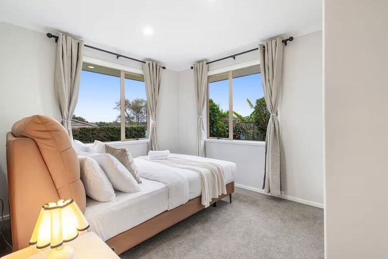 Photo of property in 5 Sunvista Avenue, Oteha, Auckland, 0632