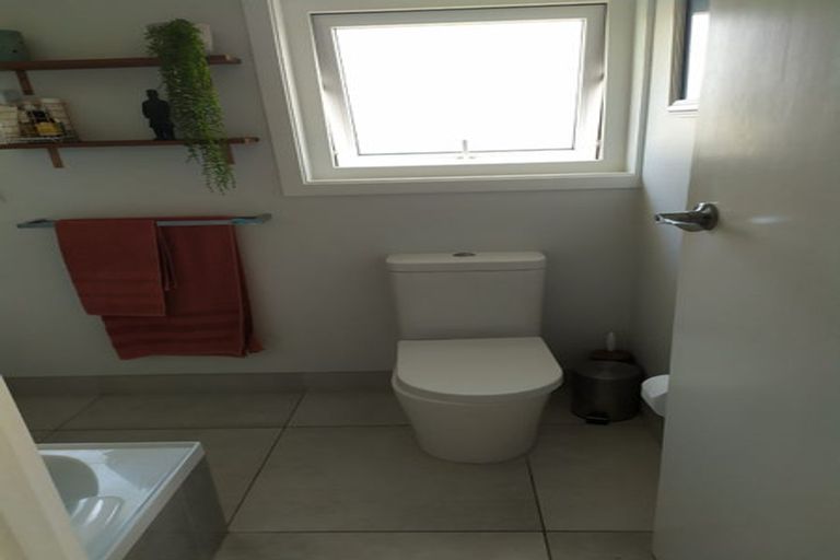 Photo of property in 2/1 Pemberton Avenue, Bayview, Auckland, 0629