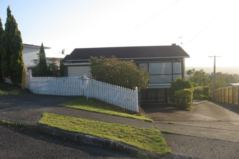 Photo of property in 1/3 Hall Road, Glenfield, Auckland, 0629