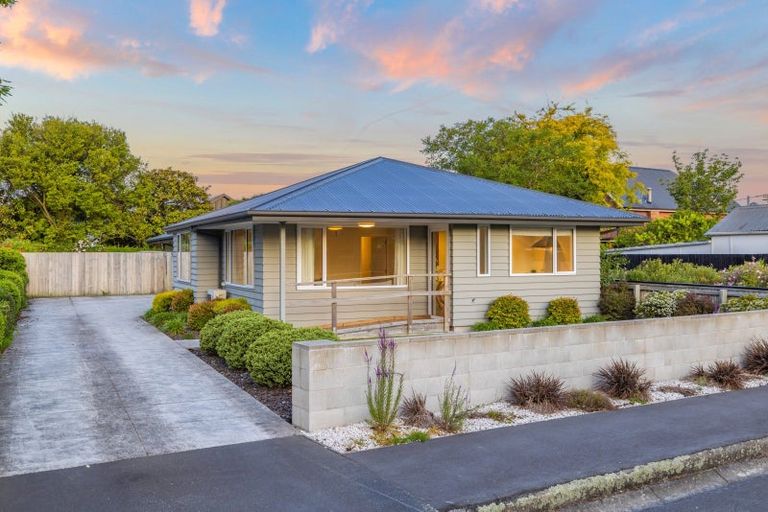 Photo of property in 12 Searells Road, Strowan, Christchurch, 8052