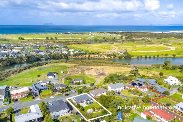 Photo of property in 18 Seaview Road, Ruakaka, 0116