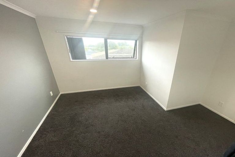 Photo of property in 1/4214a Great North Road, Glendene, Auckland, 0602