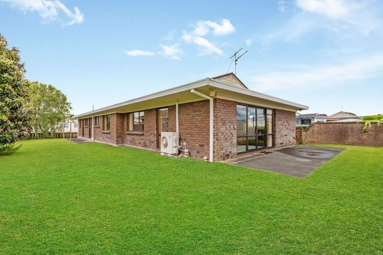 Photo of property in 28 Edgewater Parade, Waiuku, 2123