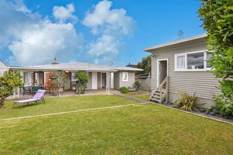 Photo of property in 12 Currey Crescent, Milford, Auckland, 0620