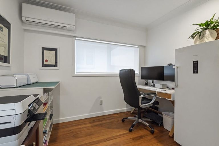 Photo of property in 35 Onewa Road, Northcote, Auckland, 0627