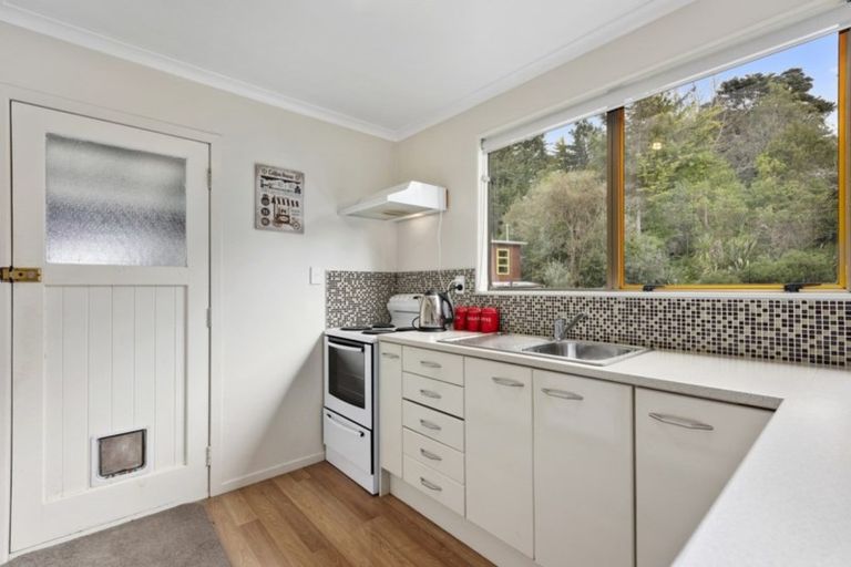 Photo of property in 2/5 Taunton Way, Pinehaven, Upper Hutt, 5019