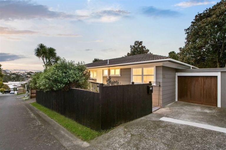 Photo of property in 2/32a Sunnynook Road, Sunnynook, Auckland, 0620