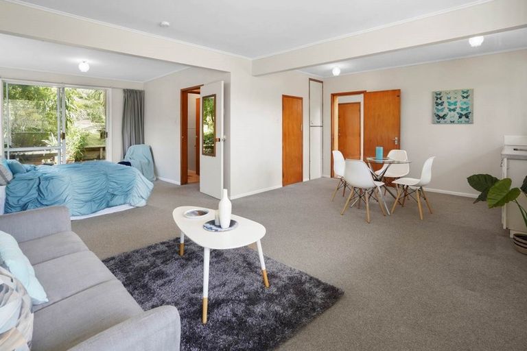 Photo of property in 24 Manhattan Heights, Glendene, Auckland, 0602