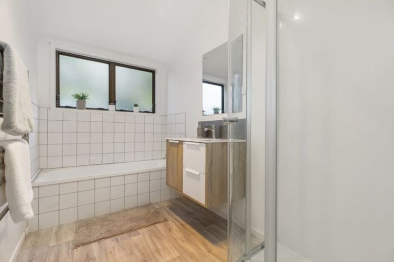 Photo of property in 2a Pinedale Place, Henderson, Auckland, 0610