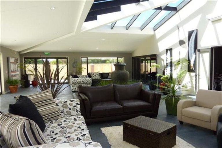 Photo of property in Woodlands Villas, 17a Sherwill Street East, Feilding, 4702