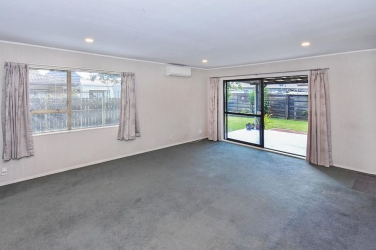 Photo of property in 2/11 Beaumaris Way, Conifer Grove, Takanini, 2112