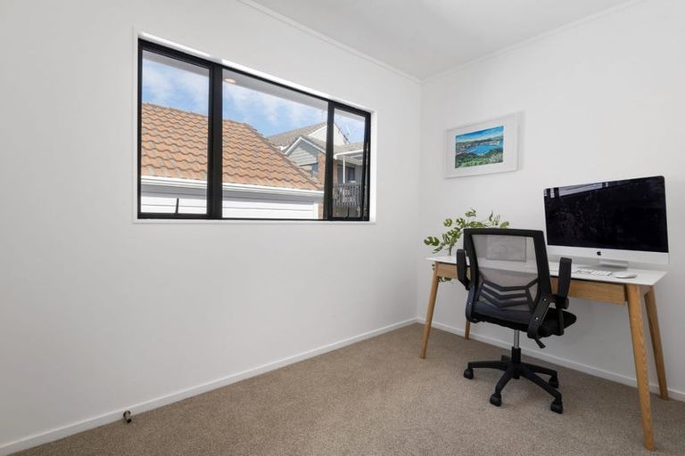 Photo of property in 2/12 Helicon Place, Totara Vale, Auckland, 0629