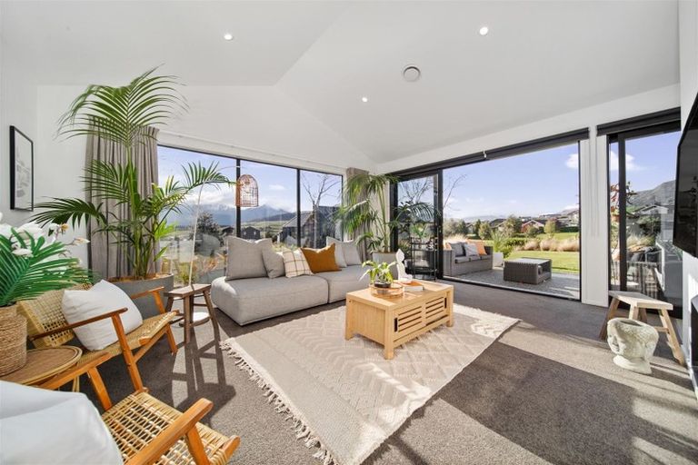 Photo of property in 7 Kinross Lane, Jacks Point, Queenstown, 9371