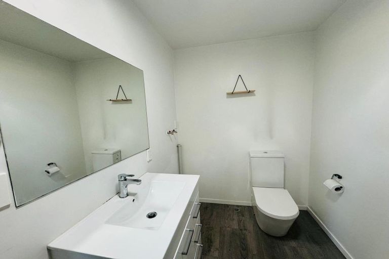 Photo of property in 3/4313 Great North Road, Glendene, Auckland, 0602