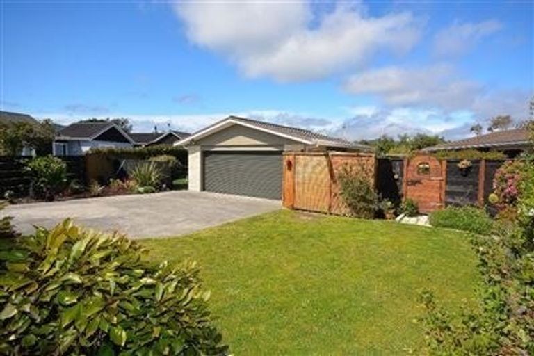 Photo of property in 16 Hastings Street, Waikanae Beach, Waikanae, 5036