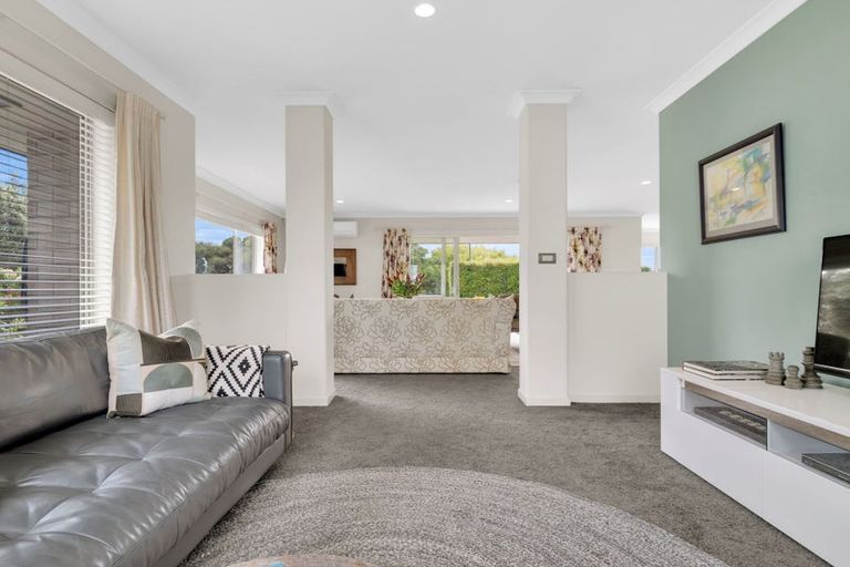 Photo of property in 9 Portofino Point, Karaka, Papakura, 2113