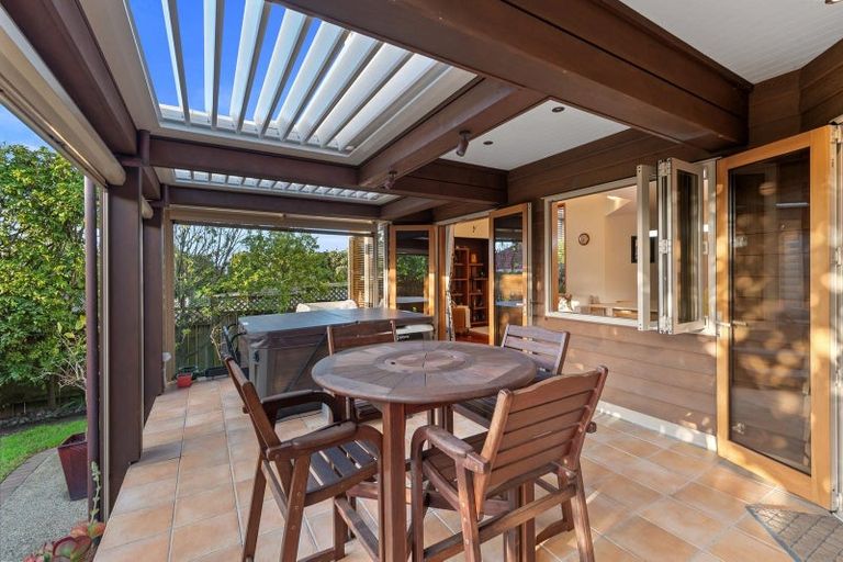 Photo of property in 2/114 Aberdeen Road, Campbells Bay, Auckland, 0620