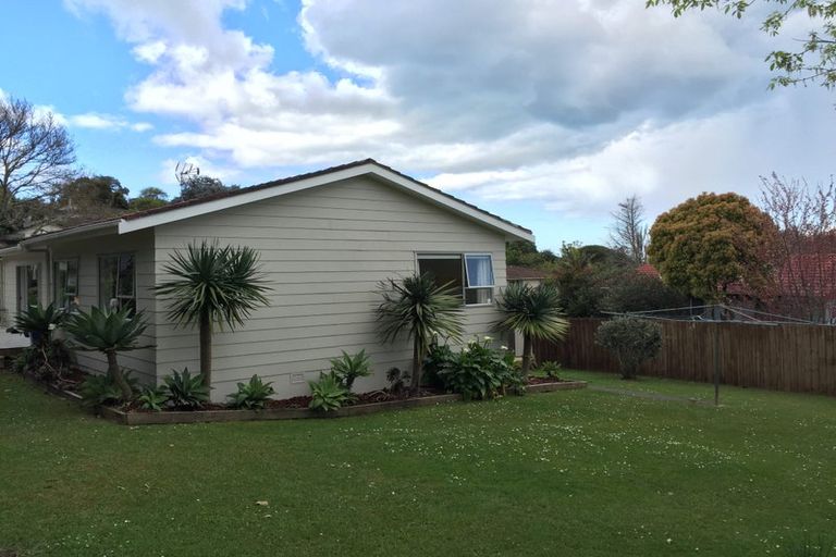 Photo of property in 8 Cottam Grove, Northcross, Auckland, 0632