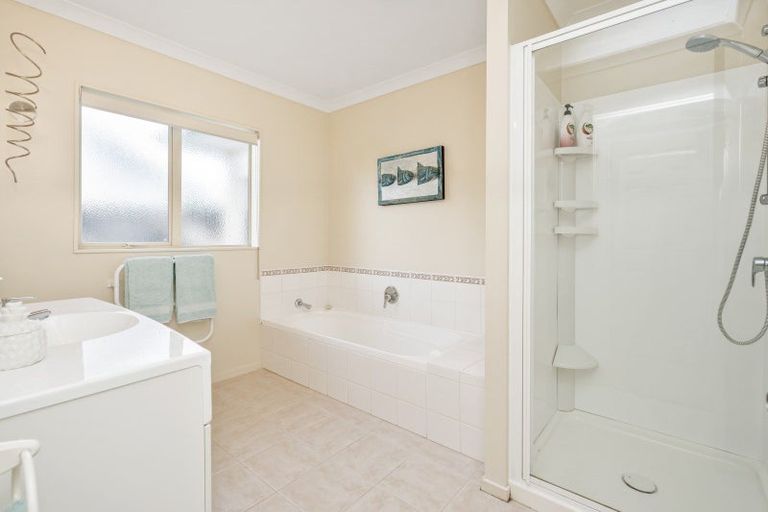 Photo of property in 22 Bermuda Place, One Tree Point, 0118