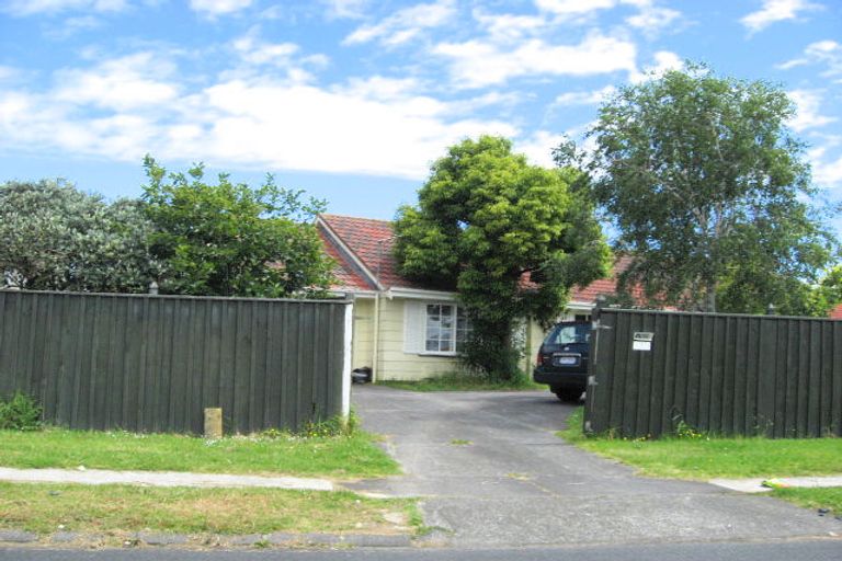 Photo of property in 2 Staverton Crescent, Mangere, Auckland, 2022