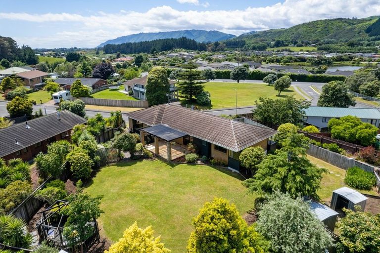 Photo of property in 5 Chilton Drive, Paraparaumu, 5032