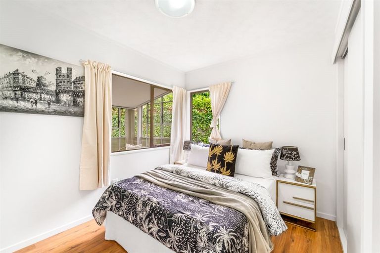 Photo of property in 2/19 Cassandra Grove, Totara Vale, Auckland, 0629
