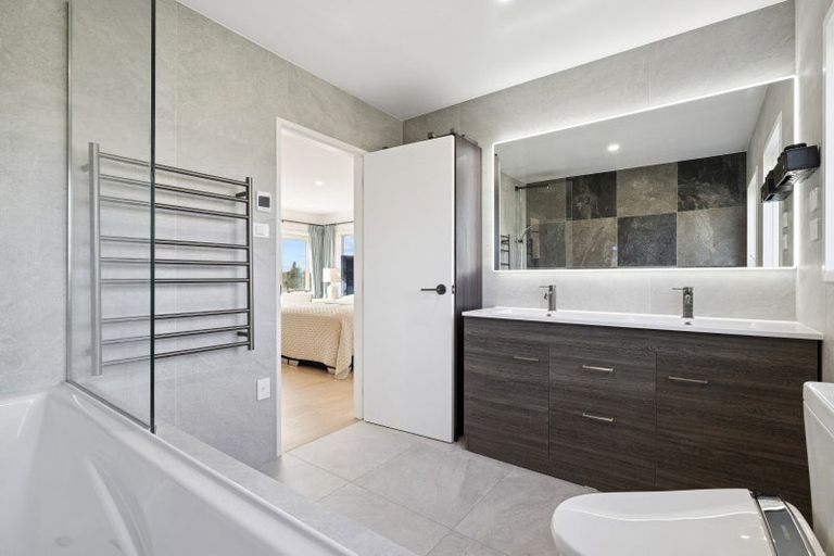 Photo of property in 16 Almond Grove, Greenhithe, Auckland, 0632