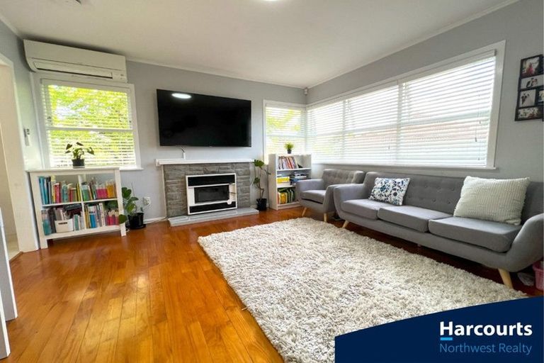 Photo of property in 1/86 Tirimoana Road, Te Atatu South, Auckland, 0602