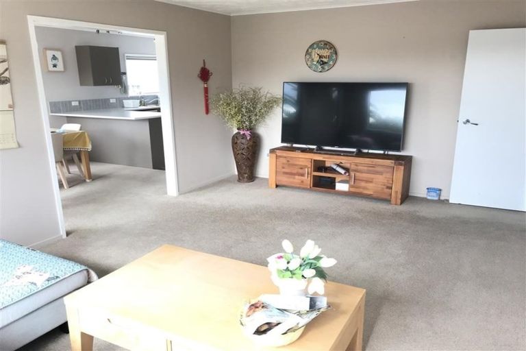 Photo of property in 12 Cassandra Grove, Totara Vale, Auckland, 0629