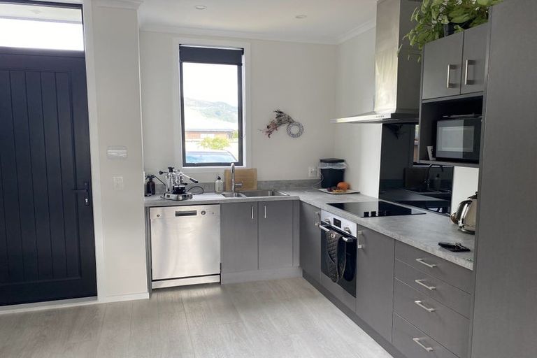 Photo of property in 16 Kauamo Close, Waiwhetu, Lower Hutt, 5010