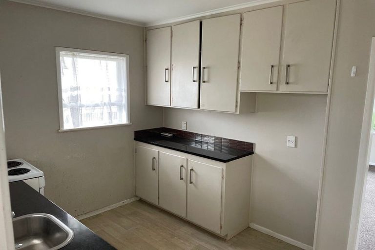 Photo of property in 2/468 Swanson Road, Ranui, Auckland, 0612