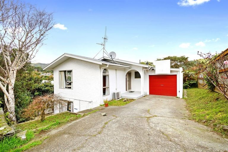 Photo of property in 15a Kereru Bend, Tawa, Wellington, 5028