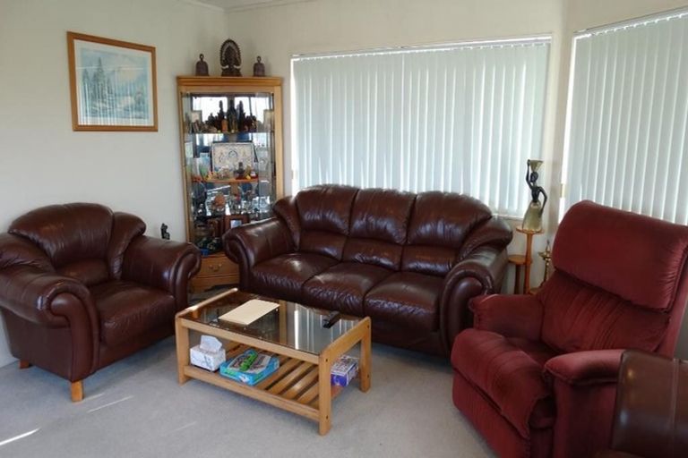 Photo of property in 1 San Fernando Way, Henderson, Auckland, 0612