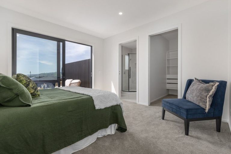 Photo of property in 6 Okupe Grove, Aotea, Porirua, 5024