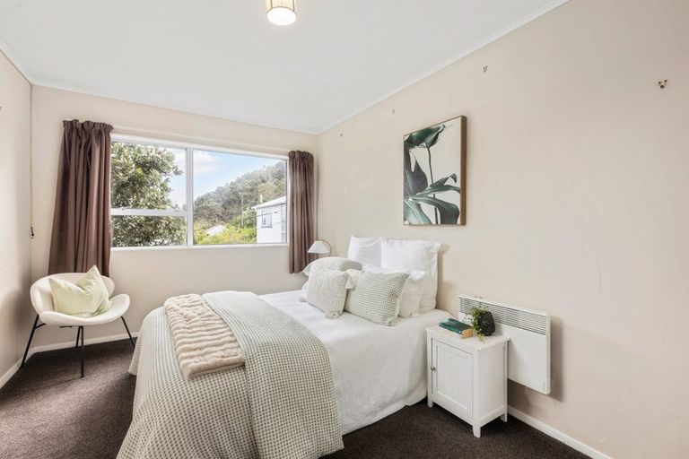 Photo of property in 7 Bowes Crescent, Strathmore Park, Wellington, 6022