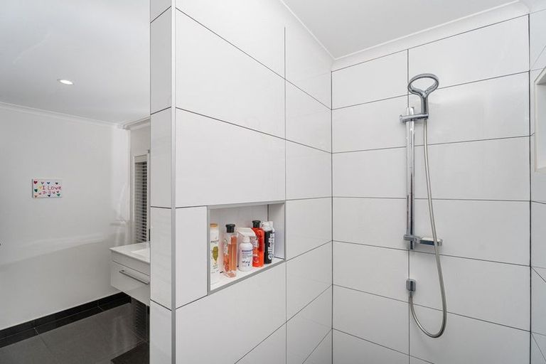 Photo of property in 18 Roseberry Place, Whitianga, 3510