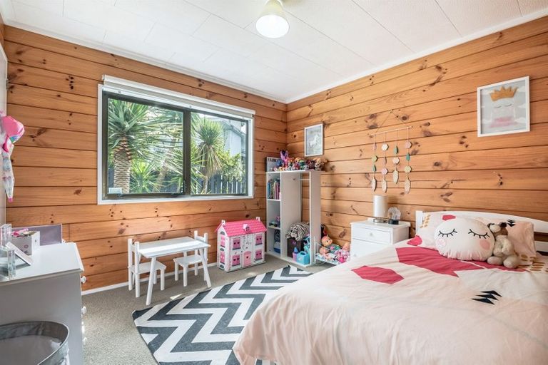 Photo of property in 2/9 Teal Crescent, Beach Haven, Auckland, 0626