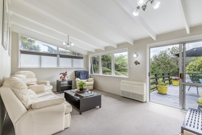 Photo of property in 22 Harrybrook Road, Green Bay, Auckland, 0604