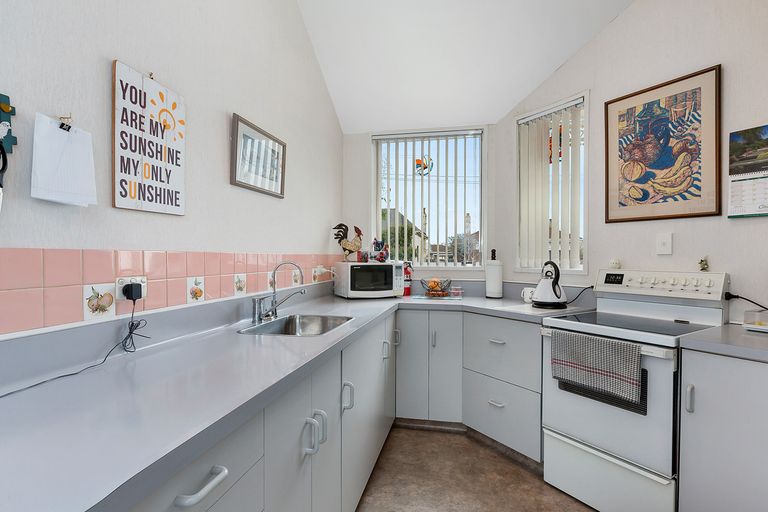 Photo of property in 2 Kings Avenue, South Dunedin, Dunedin, 9012